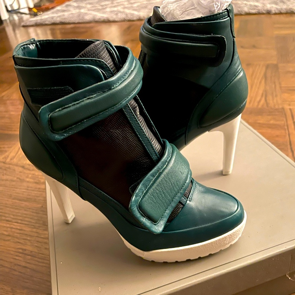 BCBG MAXAZRIA Ma-powe boots